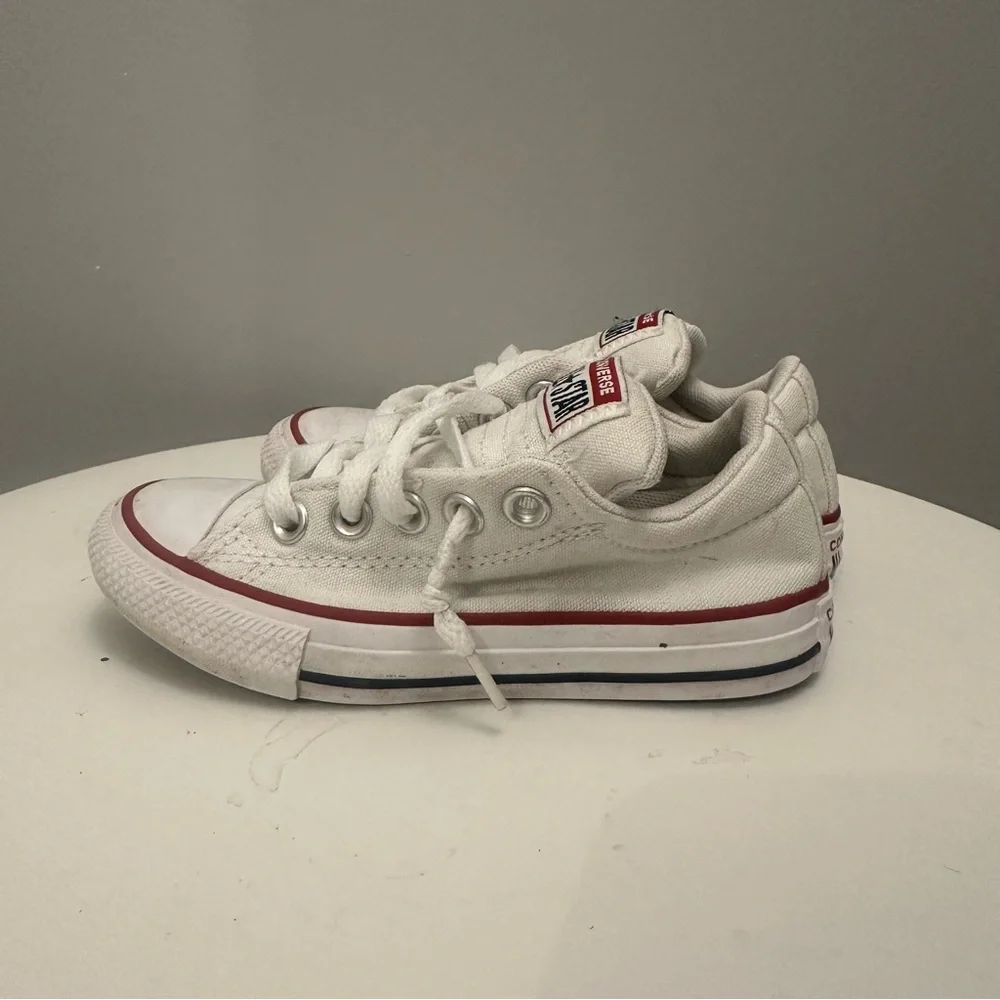 EUC Converse Kids White Sneakers. Size Little Kids 11.